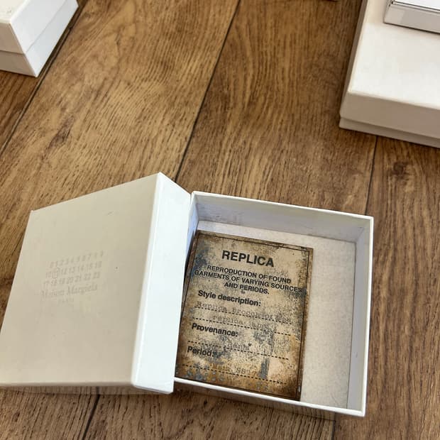 마르지엘라 금속 브로치