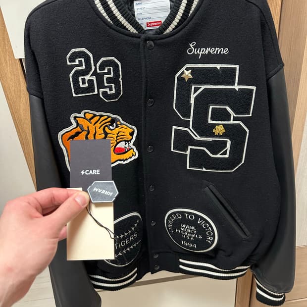 슈프림 23fw 타이거 바시티자켓 블랙 사이즈 L 라지 팝니다