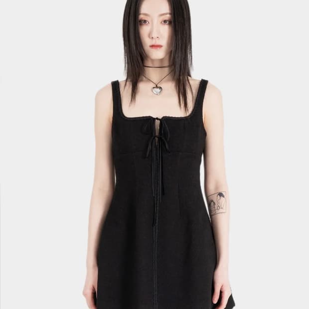 러프넥 블랙 레이스 컷아웃 드레스