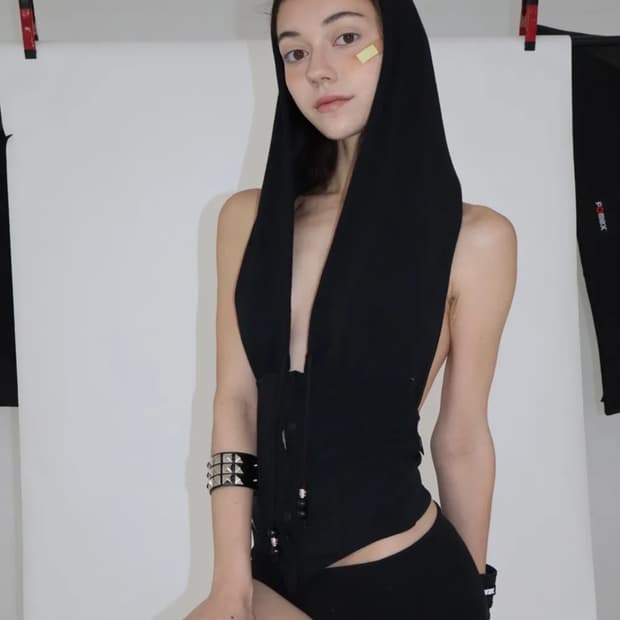 비엔프롬 BEEDS DRAPE HOOD TOP [BLACK]