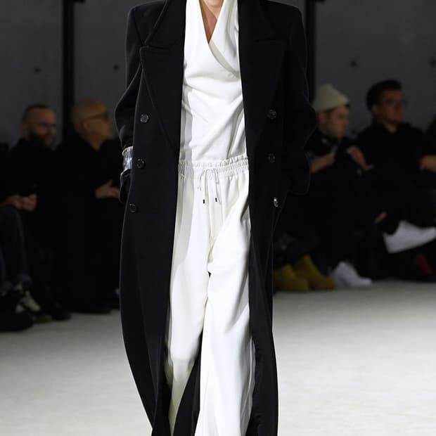 [차은우님 착용] 생로랑 23AW 컬렉션 숄카라 탑