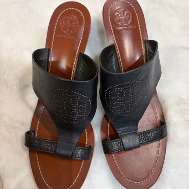 토리버치 블랙 가죽 쪼리 샌들