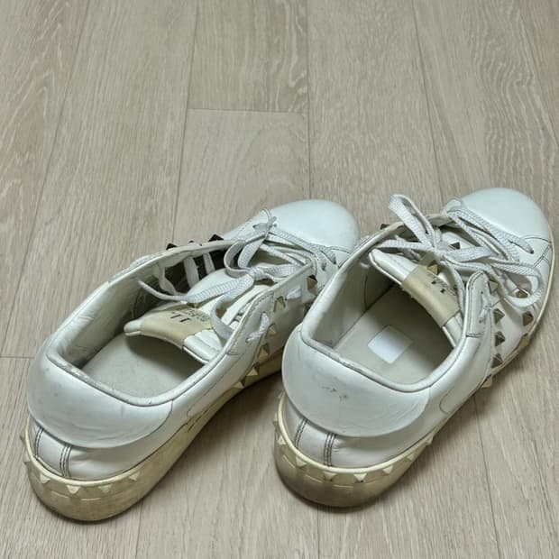 발렌티노 송아지 가죽 락스터드 언타이틀드 스니커즈