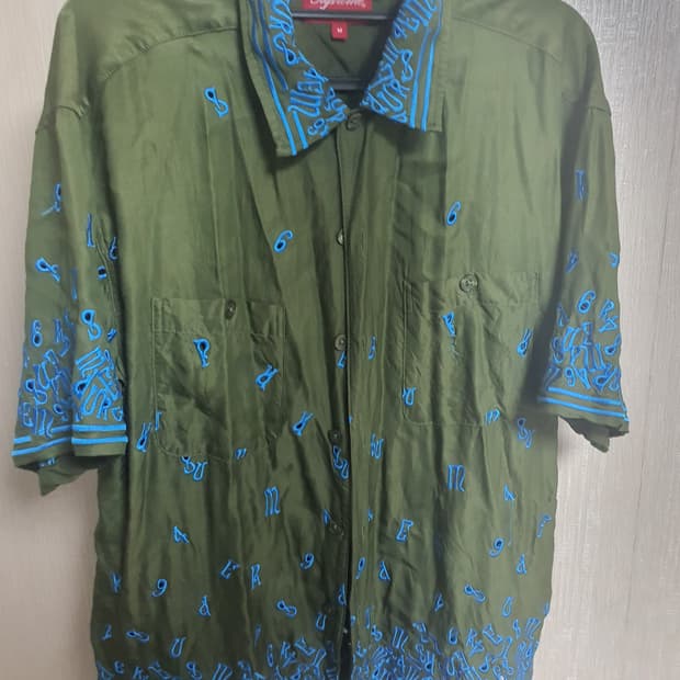 슈프림 올리브 색상 자수 패턴 반팔 셔츠 m