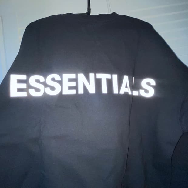 피오갓 Essentials 리플렉티브 맨투맨 새제품 M 팝니다