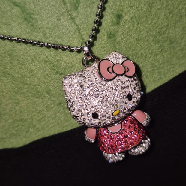 11s 한정 키티 x 스와로브스키 파베 인형 목걸이
