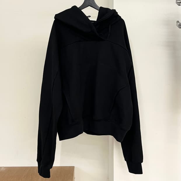 혜인 서 블랙 버튼 후디