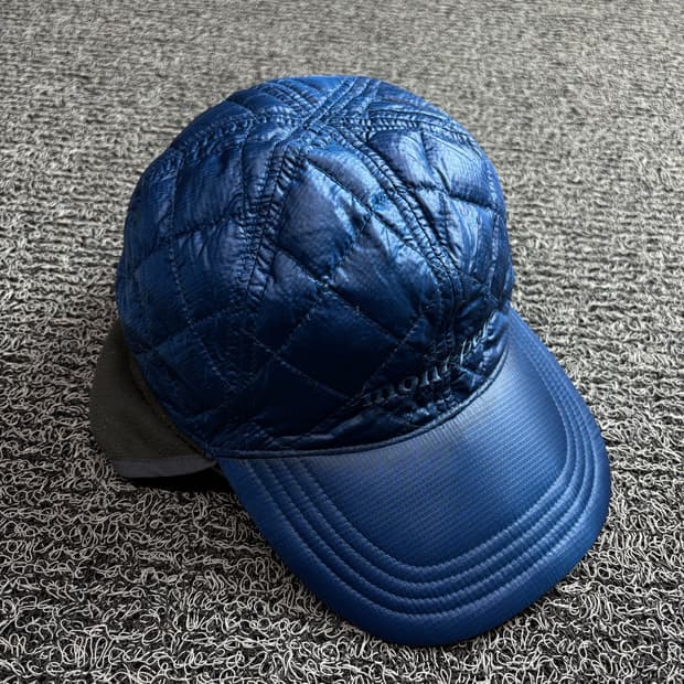 몽벨 이어플랩 퀼티드 블루 메탈 볼캡 1924