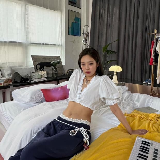 아일렛 화이트 크롭 제니 블라우스