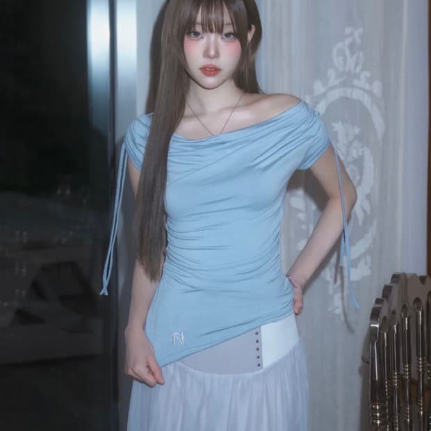 뉴얼린 드레이핑 셔링 보트넥 탑 블루 상의 