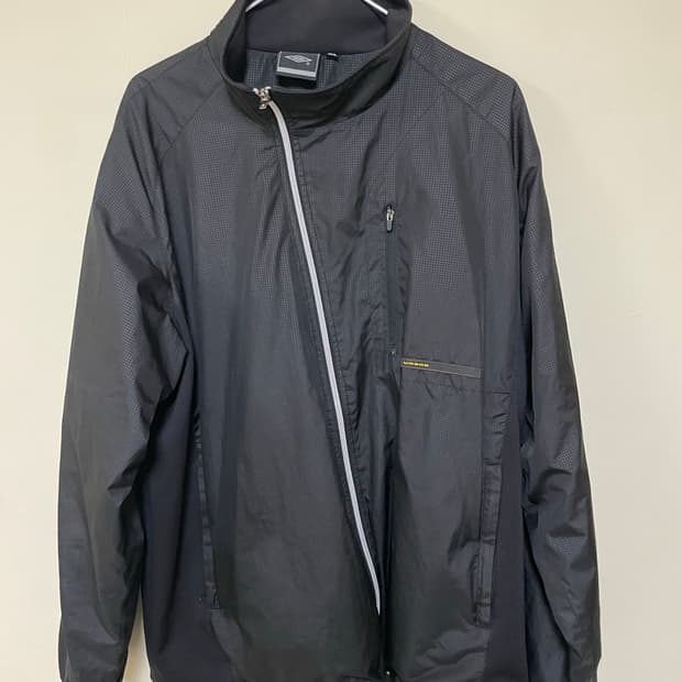 엄브로 바람막이