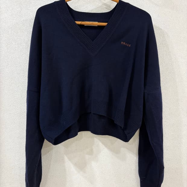 RRACE 브이넥 니트 네이비