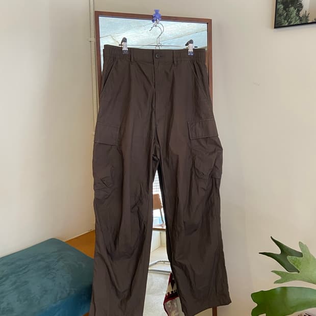유니클로 C 다크 브라운 와이드 핏 카고 팬츠