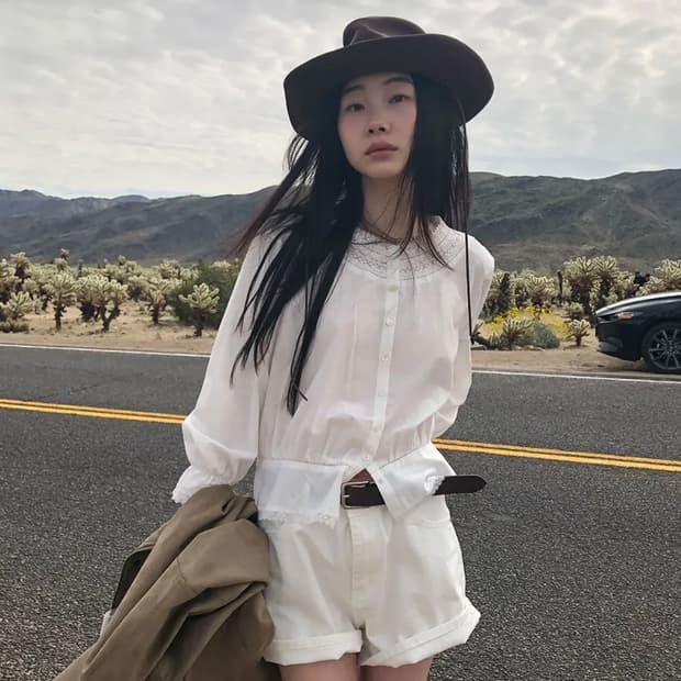 Howus 호와스 easel blouse 화이트