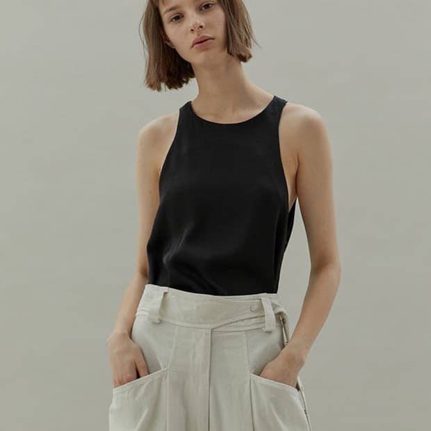 로우클래식 백 슬릿 슬리브리스 low classic sleeveless