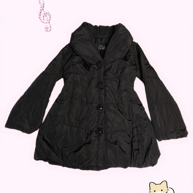 Cecil Mcbee 세실맥비 큐빅 단추 포인트 블랙 레이스 카라 패딩 