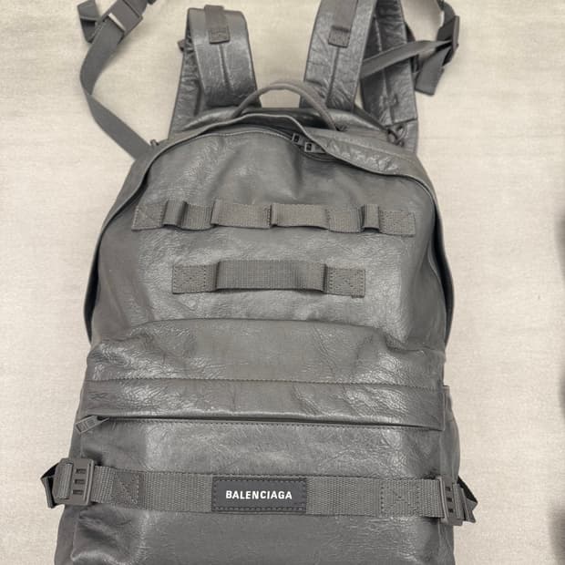 발렌시아가 아미 그레이 램스킨 백팩