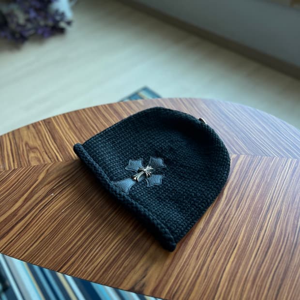 크롬하츠 실버 참 크로스 캐시미어 비니