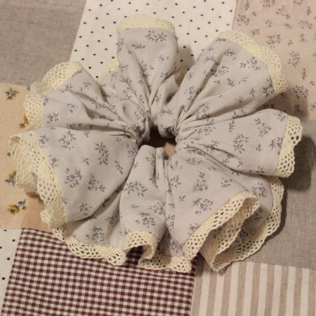 핸드메이드 연그레이 레이스 스크런치