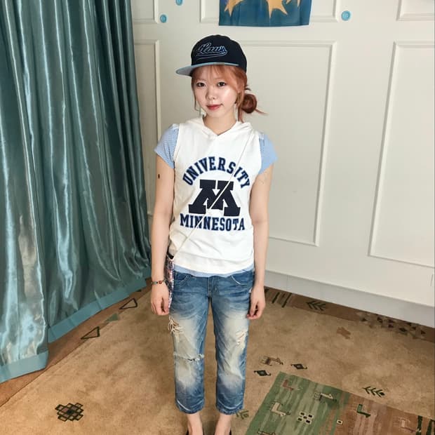 데님 팬츠와 후드 베스트로 연출한 캐주얼  빈티지 스타일🫐