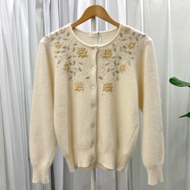 La Reine 울100 플라워 자수 진주 가디건 1791