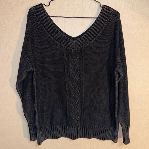 챠콜 브이넥 레이어드 니트