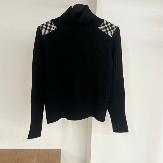 버버리 블랙 노바체크 숄더 터틀넥 니트 