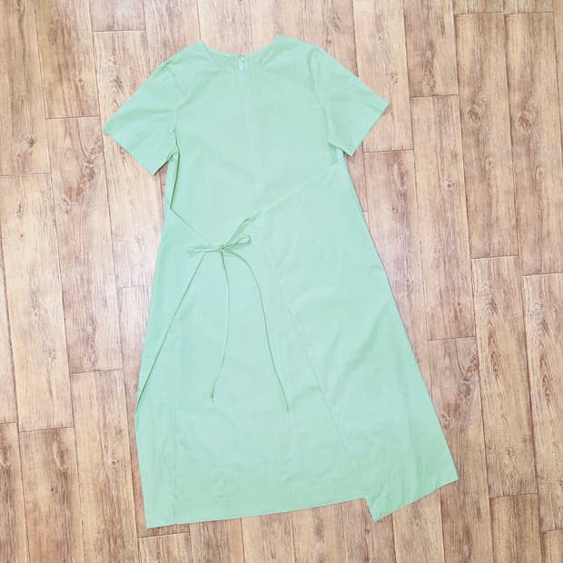 헬베티카(HELVETICA) 바스락 랩원피스 55-66 새상품