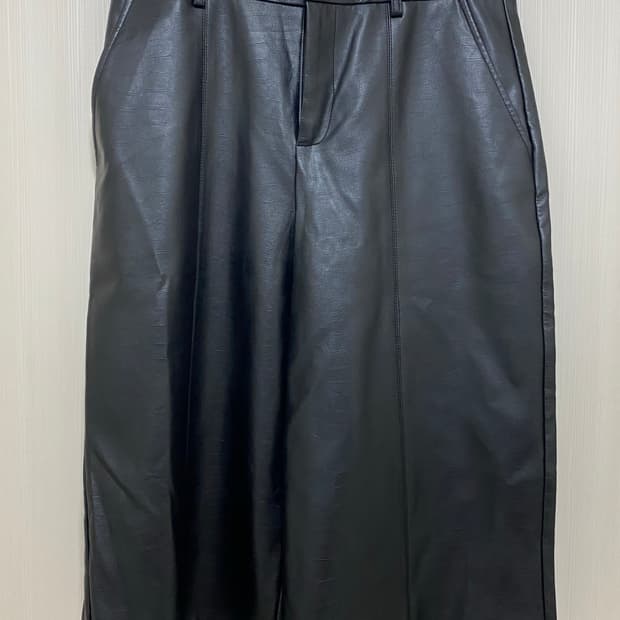 자라(ZARA) 블랙 레더 5부바지 M