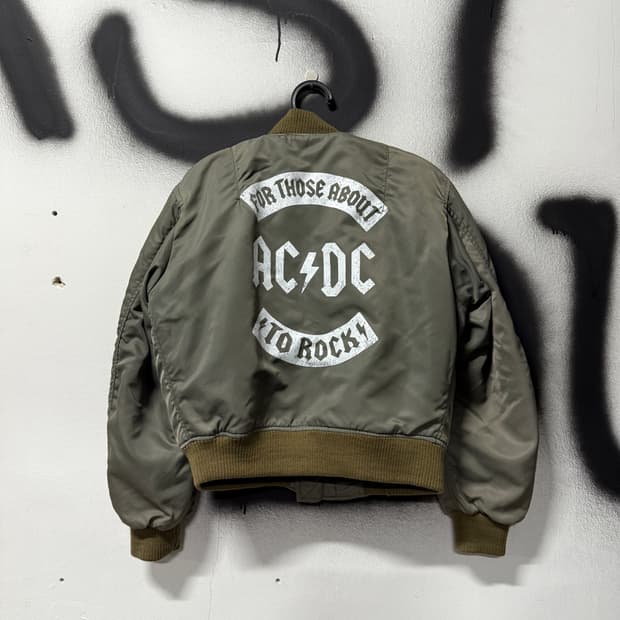 Evis x ACDC 리버시블 레더 디테일 크롭 Ma-1 자켓