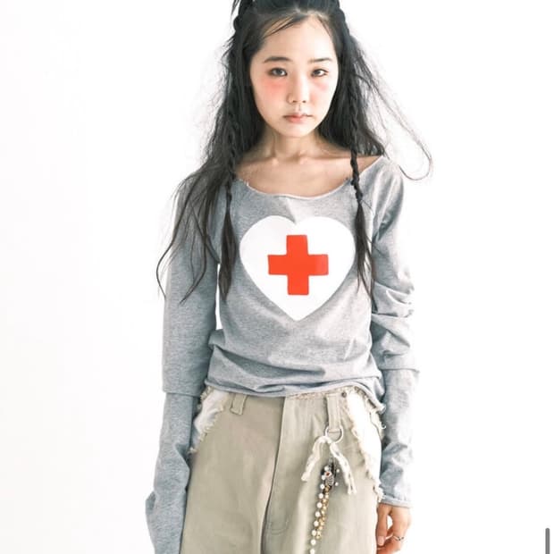 샵페어리 크로스 하트 컷 오프 티셔츠 그레이