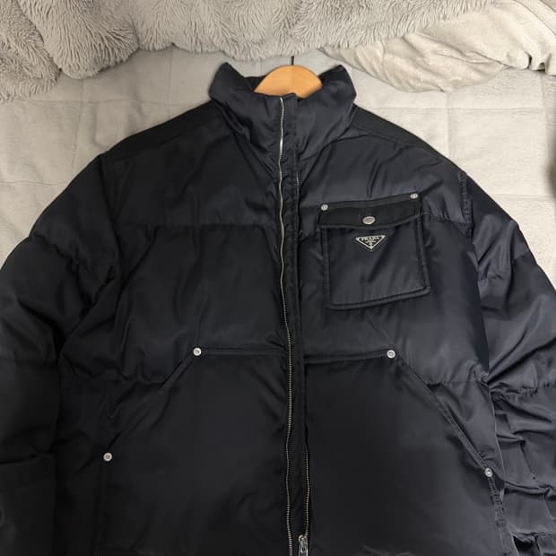 프라다 리나일론 크롭 다운 패딩 블랙 색상