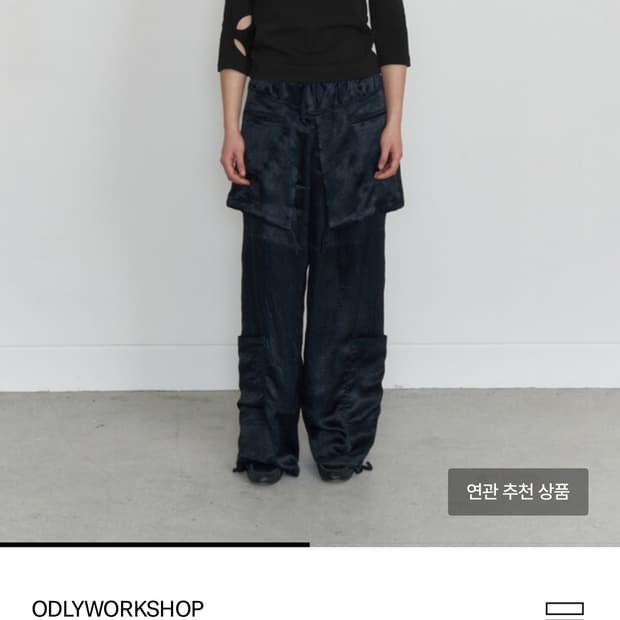 오들리워크샵 컷아웃티셔츠 블랙