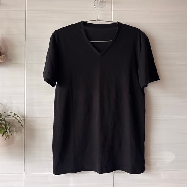 Uniqlo 유니클로 블랙 V넥 반팔 티셔츠 m