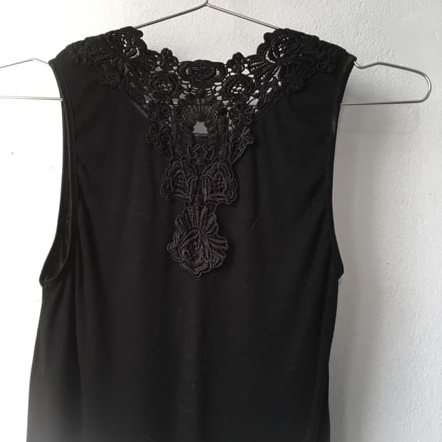 Crochet lace trimming sleeveless