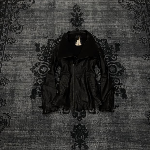 Okiraku asymmetry high neck lamb skin ja