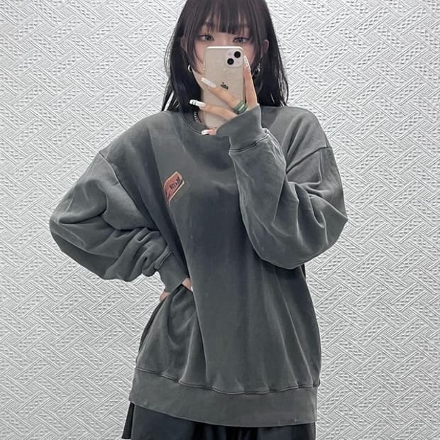 마뗑킴 그런지 데미지디테일 오버핏 스몰로고 맨투맨 F C10992