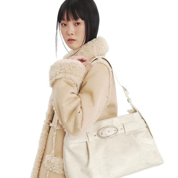 큐리티 c-belted hobo bag ivory