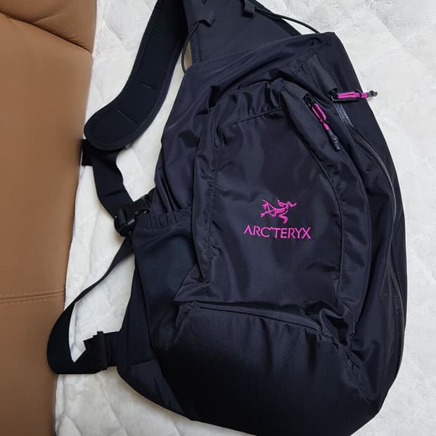 아크테릭스 시스템A 퀴버 크로스바디백 블랙 울트라 바이올렛