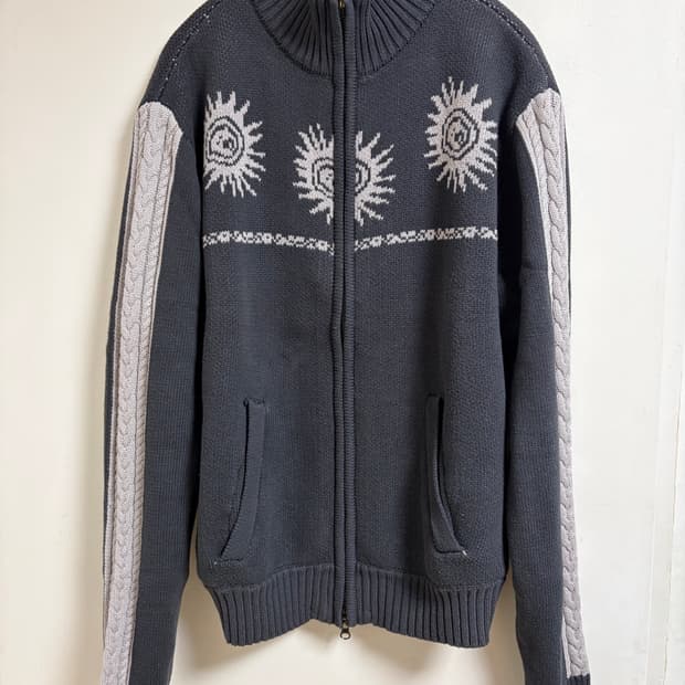 (2) 아캄 선 자카드 집업 스웨터 다크그레이