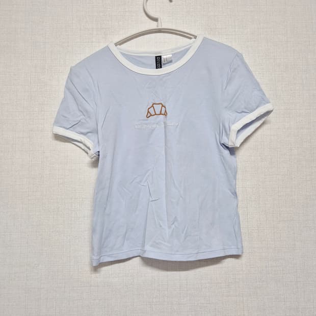 H&M 크로와상 반팔 티셔츠