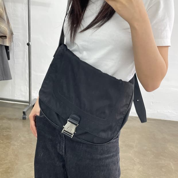 마뗑킴 나일론 버클 숄더백 블랙