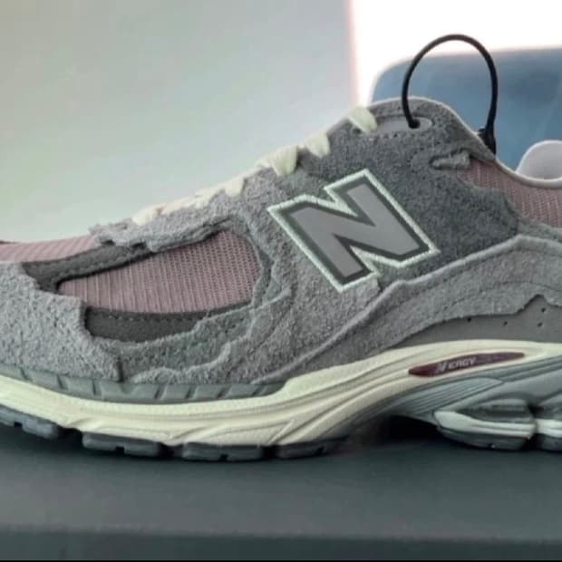 뉴발란스 2002R 프로텍션 팩 징크 에펠탑 270