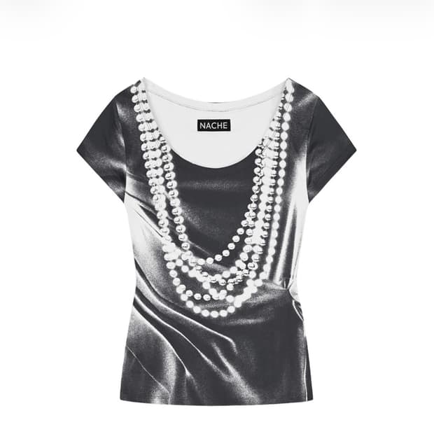 나체 우먼 펄 네클리스 프린티드 티셔츠