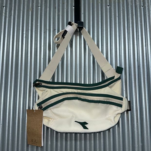 [FREE] 디아도라 DIADORA 아이보리 그린 배색 슬링백 크로스백