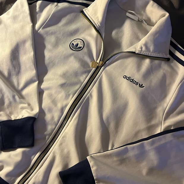 XS) 아디다스 파이어버드 배지 클라우드 화이트 져지