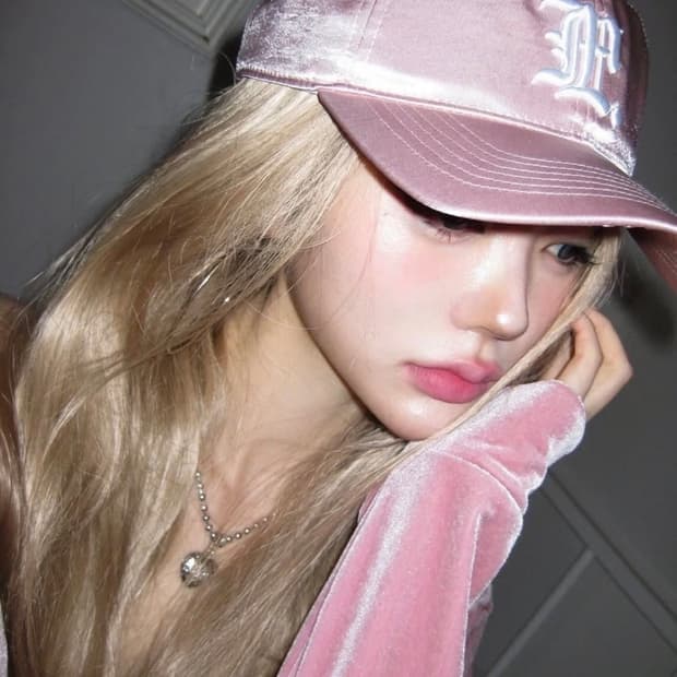 제니 LMC 핑크 새틴 볼캡