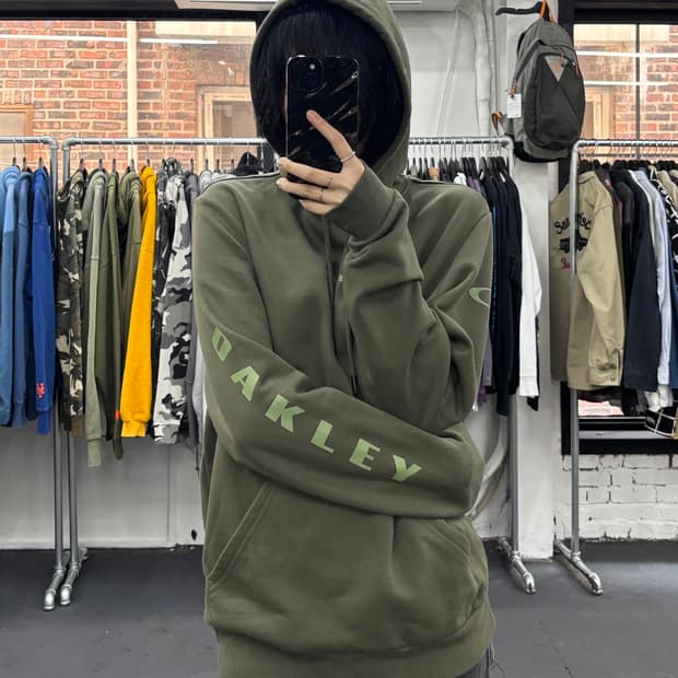 오클리 사이드 로고 커스텀 핏 카키 후드티