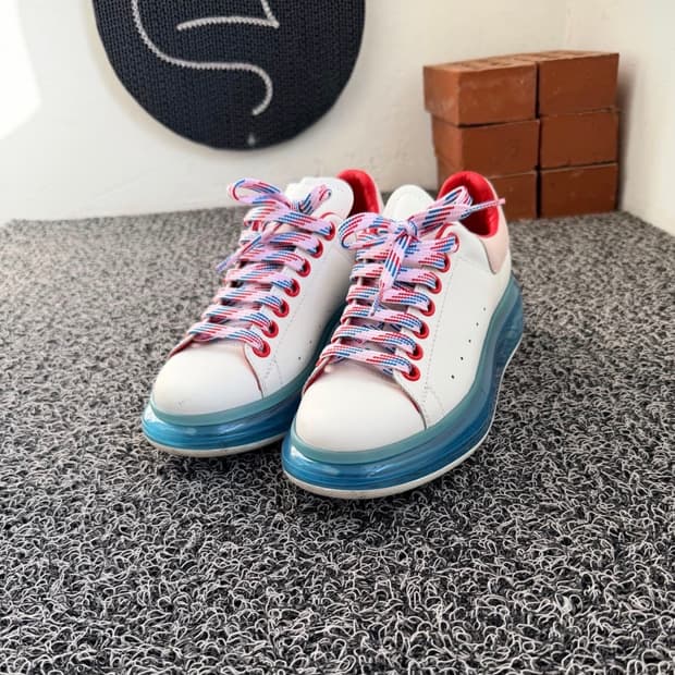 알렉산더 맥퀸 투명 에어솔 스니커즈 (화이트/블루)