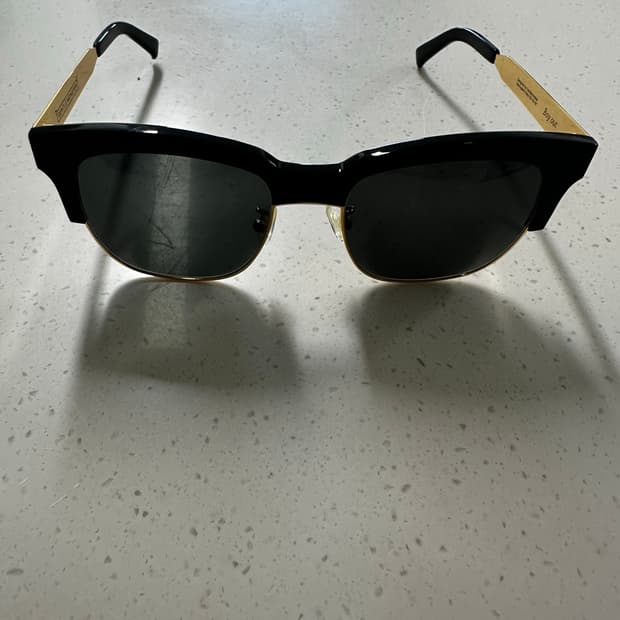 젠틀몬스터 선글라스 팝니다.